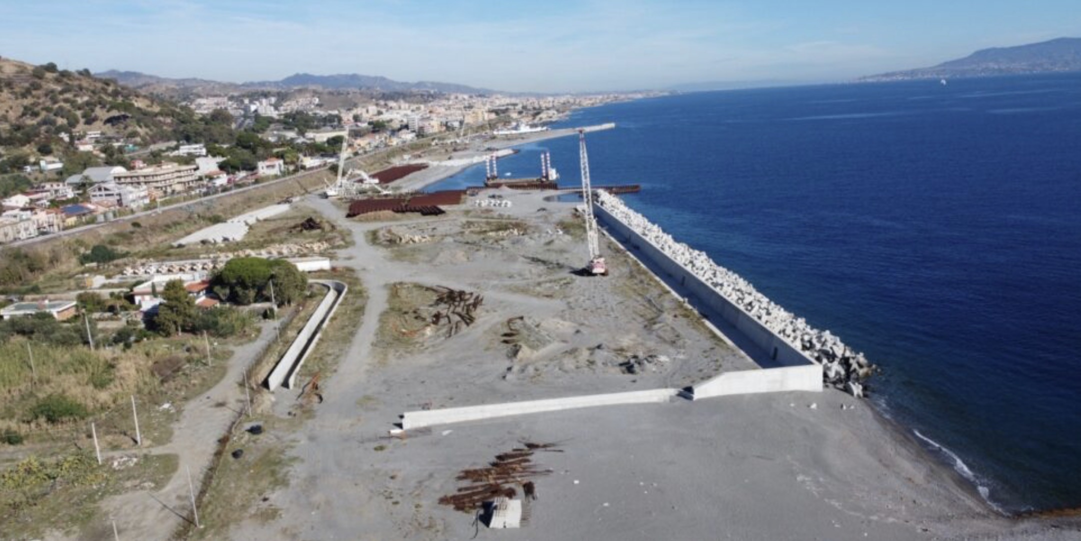 PORTO DI TREMESTIERI, MANCANO 13,6 MILIONI DI EURO. IL RISCHIO INCOMPIUTA É DRAMMATICAMENTE REALE E IL COMMISSARIO DI SARCINA CONTINUA NEL SUO ASSORDANTE SILENZIO PORTO DI TREMESTIERI, MANCANO 13,6 MILIONI DI EURO. IL RISCHIO INCOMPIUTA É DRAMMATICAMENTE REALE E IL COMMISSARIO DI SARCINA CONTINUA NEL SUO ASSORDANTE SILENZIO